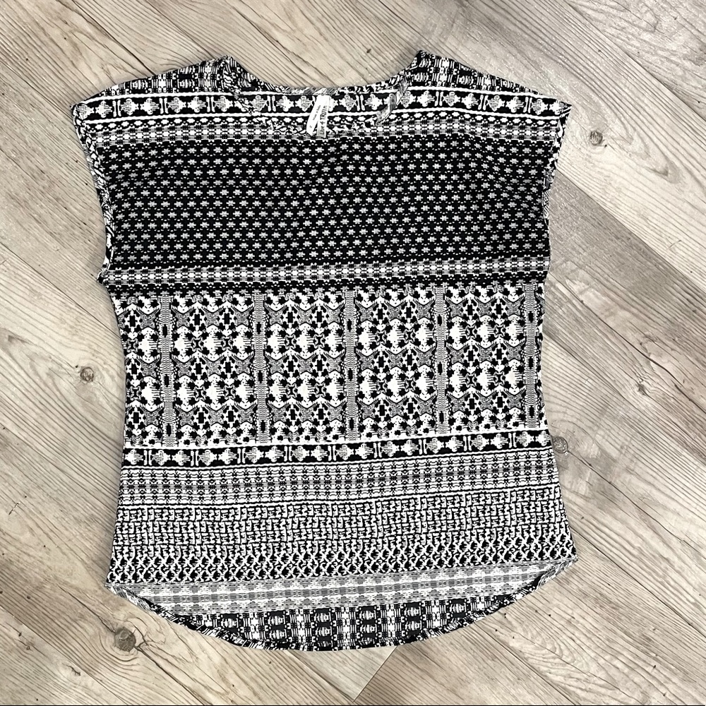 Sleeveless Black and White Blouse